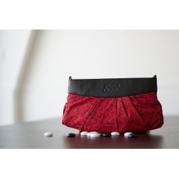 L'espiègle rouge à fleurs noires