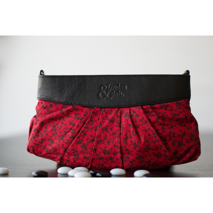 L'espiègle rouge à fleurs noires