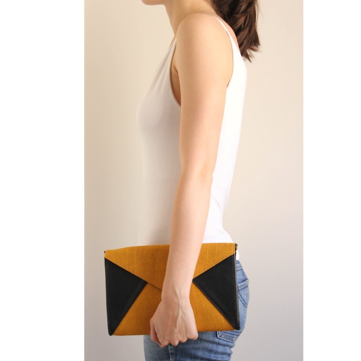 Enveloppe noire et jaune moutarde