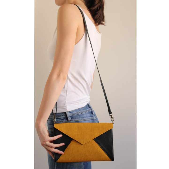 Enveloppe noire et jaune moutarde