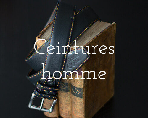 Ceintures homme – voir la collection. Ceinture homme en cuir noir posée sur un livre ancien
