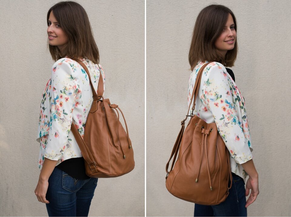 Le sac Line en cuir camel porté sur le dos et à l’épaule&nbsp;: il se convertit en un instant